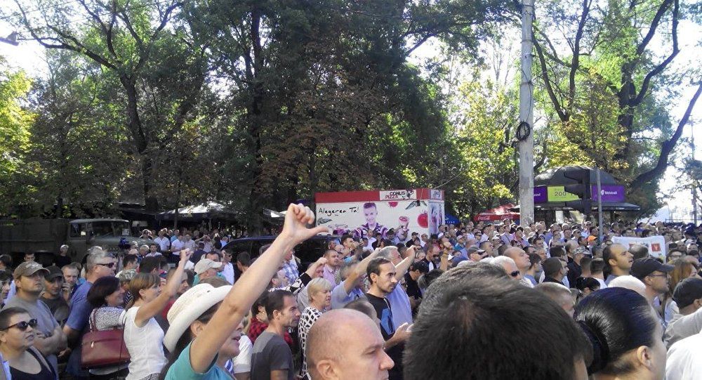 Около тысячи человек собралось у центральной площади Кишиневе.