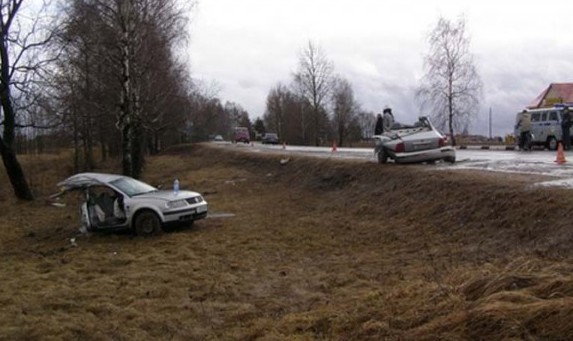 Автомобиль, в котором находилось пятеро юнцов, на огромной скорости (150 км/час) врезался в дерево