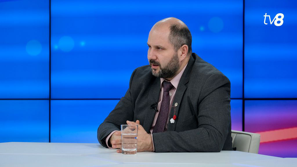 Парликов о зарплате министра: Хороший официант получает больше.