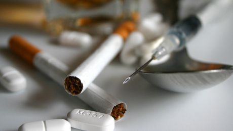 В зависимость часто попадают подростки, которые предоставлены сами себе.