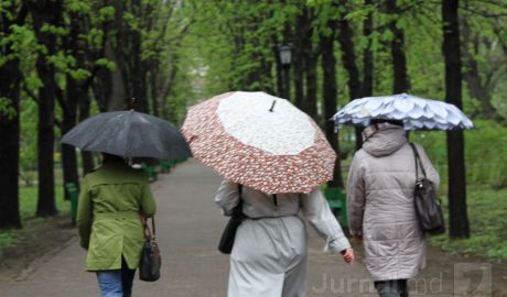 Astăzi, meteorologii ne aduc temperaturi uşor scăzute şi ploi de scurtă durată pe tot teritoriul ţării.