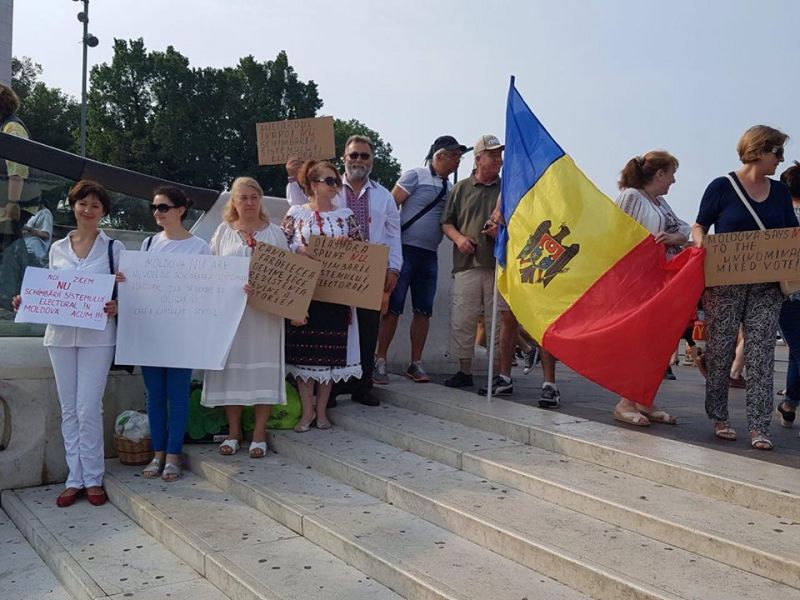 Молдавская диаспора протестует против изменения избирательной системы в Венеции.