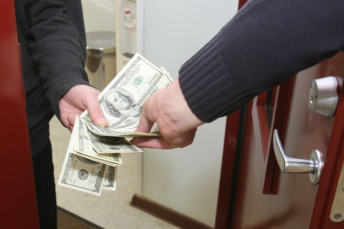 В нашей стране отказ от взятки считается аморальным делом и преступлением против общества.