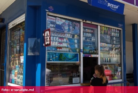 Unitățile comerciale vând și fac reclamă la produsele de tutun în apropierea instituțiilor de învățământ. Foto: e-sanatate.md