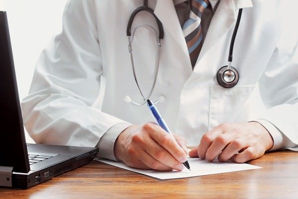 Примерно 70% учреждений выполняют распоряжение о выдаче рецептов на компенсируемые лекарства.