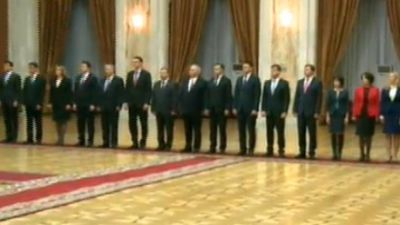 Noii miniştri în frunte cu premierul Chiril Gaburici depun jurământul în faţa preşedintelui ţării. Foto: publika.md
