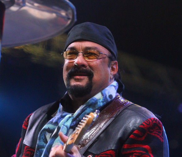 Lesbiană celebră îl acuză pe Steven Seagal că i-a arătat penisul. Foto: click.ro