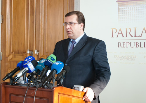 Спикер заявил, что он не обязан слагать с себя полномочия, поскольку премьер-министр Владимир Филат этого не сделал.
