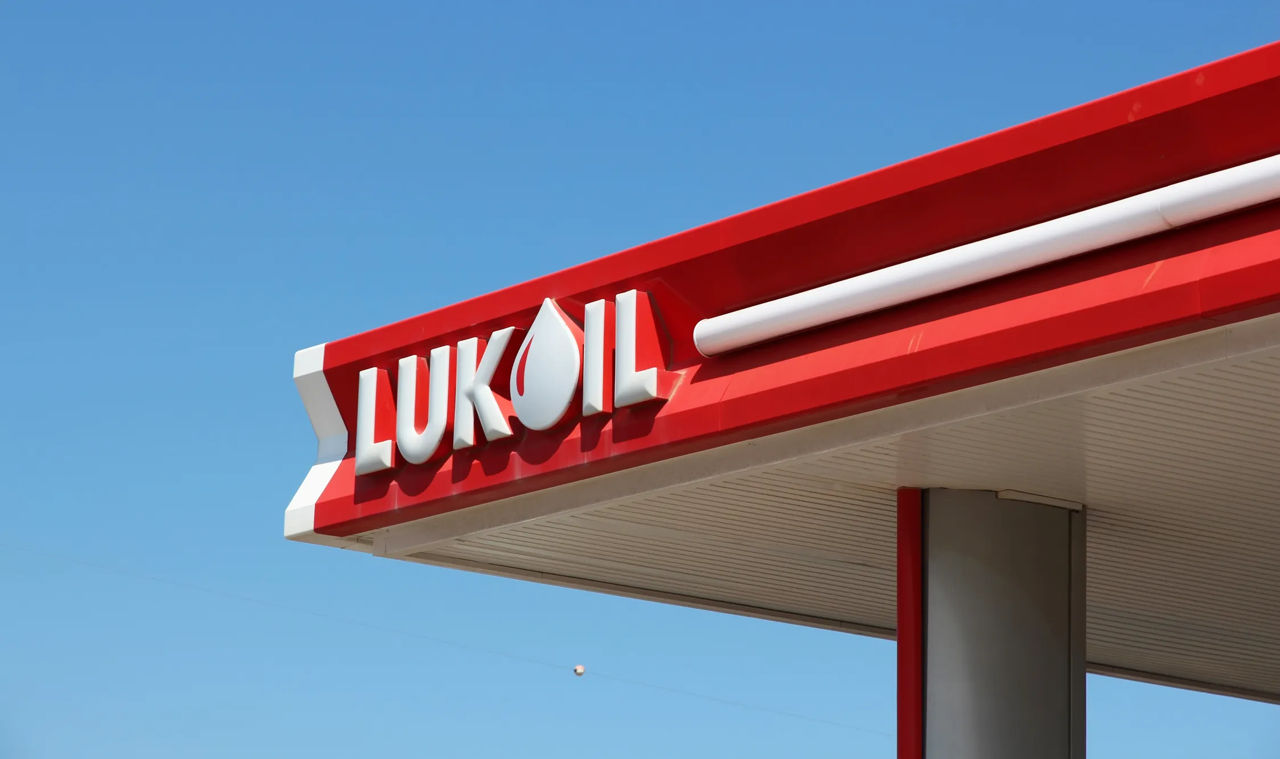 Владелец Rompetrol в Румынии и Молдове KazMunayGas готовится купить активы Lukoil.