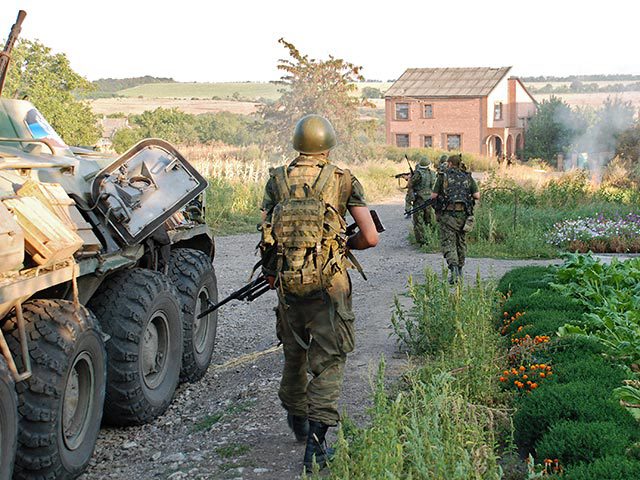 Первые украинские военные вышли из окружения под Иловайском.