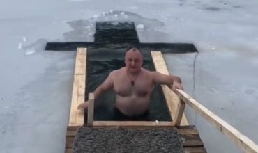 Igor Dodon s-a scăldat în apă rece, fără halat prezidenţial. Foto: captură video