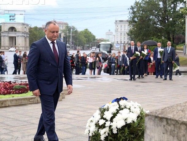Президент Молдовы Игорь Додон возложил сегодня, 2 июля, цветы к памятнику Штефану чел Маре по случаю 513-летия со дня смерти великого господаря. 