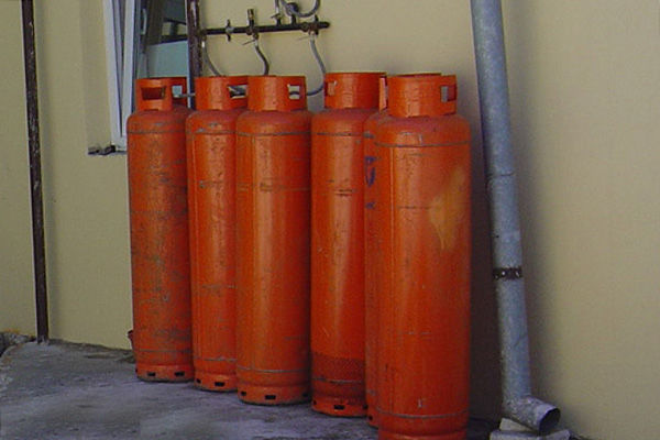 Circa 20 de persoane au suferit arsuri în urma exploziei a unei butelii cu gaz într-o cafenea din capitală.