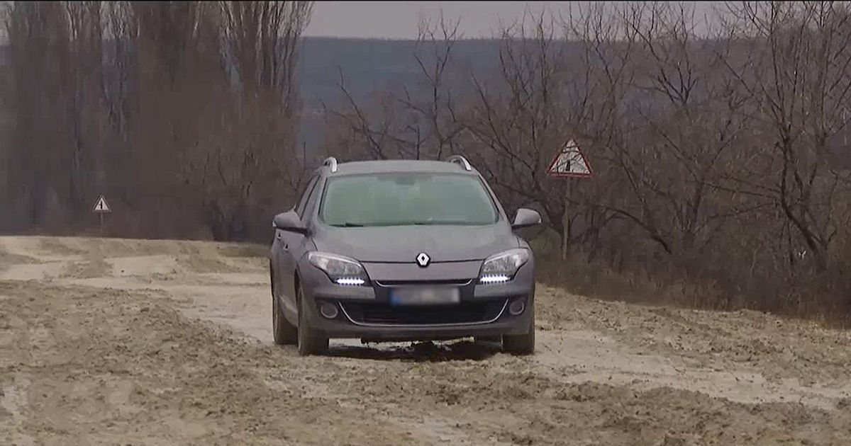 Водители жалуются на разбитую дорогу в Яловенском районе: денег на ремонт нет.