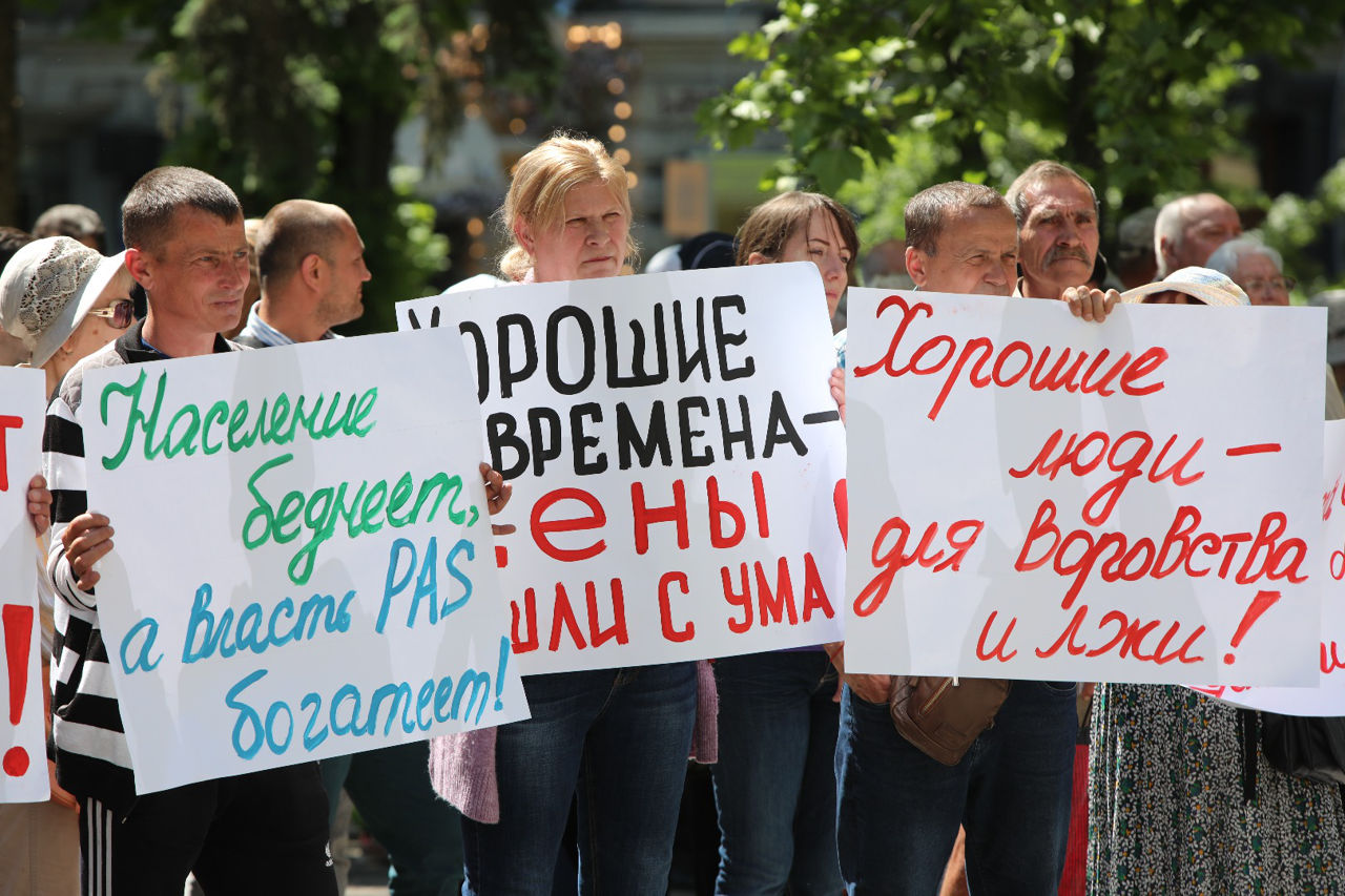 ПКРМ и партия "Шор" у здания правительства: Хорошие времена - цены сошли с ума.