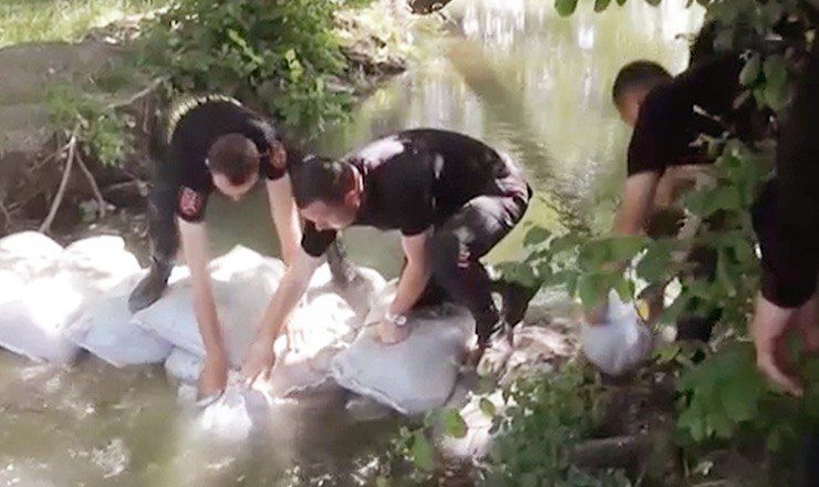 Вчера уровень воды повысился на 10 сантиметров, а это означает, что вода приближается к дамбе.