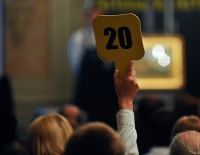 Trei întreprinderi cu capital de stat au fost vândute astăzi la licitaţie cu strigare, în cadrul primei runde de privatizări.