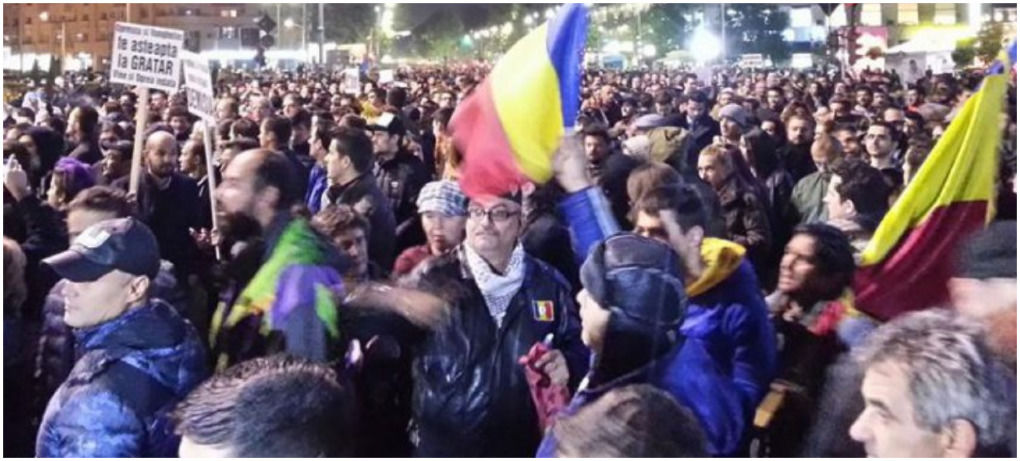 Câteva sute de oameni au iești să protesteze în Piaţa Victoriei din București. Foto: ziarulring.ro