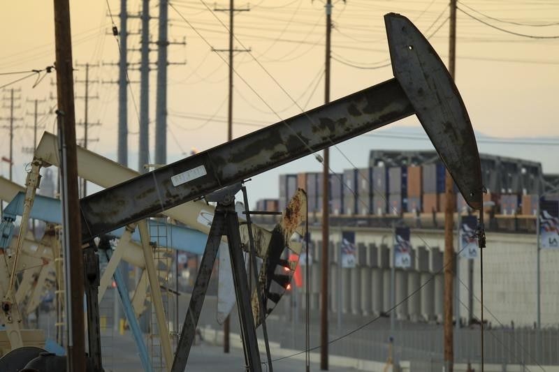 Мировые цены на нефть открывают новую рабочую неделю продолжением снижения котировок.