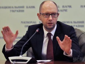 Яценюк заявил, что "одной частью этого плана является то, чтобы подорвать курортный сезон в Крыму, чтобы туда никто не поехал ни из России, ни из Европы, ни из Беларуси".