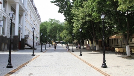 Lucrările de amenajare a străzii pietonale din capitală sunt aproape pe sfârșite.