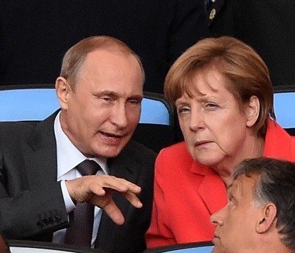Cancelarul german Angela Merkel si presedintele rus Vladimir Putin negociaza in secret un plan