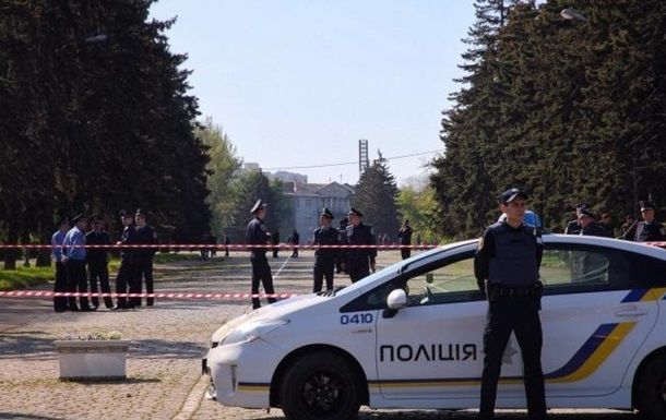 Специалисты-взрывотехники проверяют здание на наличие взрывоопасных веществ.