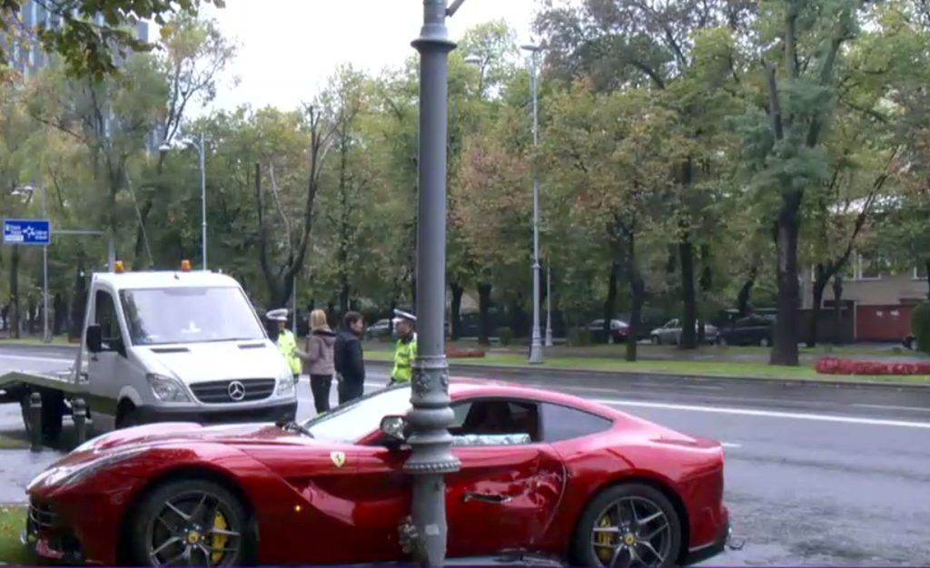 Un Ferrari de un sfert de milion de euro a intrat într-un stâlp în Bucureşti. 