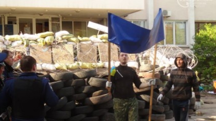 Trupele ucrainene au reluat ofensiva împotriva milițiilor separatiste la intrarea în orașul Slaviansk, bastion al revoltei proruse.