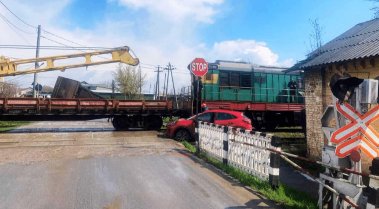 Accident la Bălți: Un automobil s-a tamponat cu un tren.