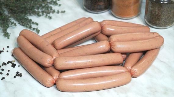 Диетолог рассказал об опасности сосисок.