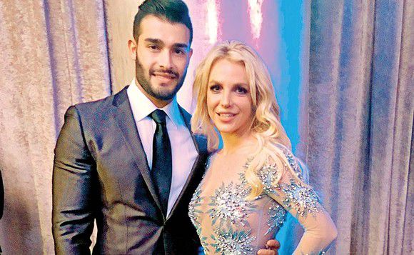 Britney nu mai ştie ce să facă să-şi satisfacă iubitul tânăr. Foto: click.ro