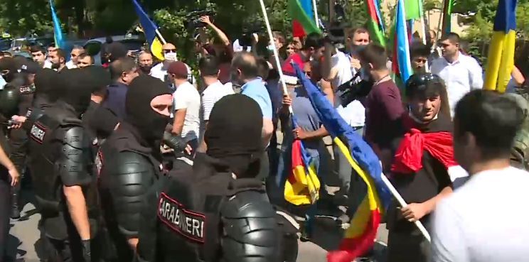 Конфликтующие у посольства стороны потребовали расследовать инцидент.