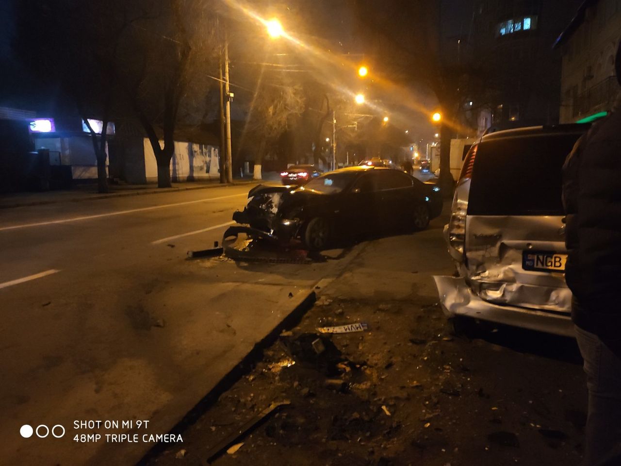 В Кишиневе водитель BMW "стукнул" два припаркованных автомобиля.