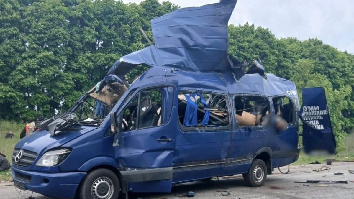 В Сумской области в результате удара по автобусу погибли 9 человек.