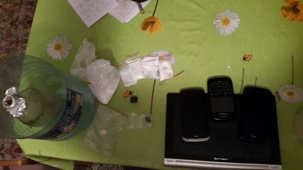 Un tânăr a fost reținut fiind bănuit că ar comercializa substanțe narcotice de tip "hașiș" și "amphetamină".  Foto: realitatea.md
