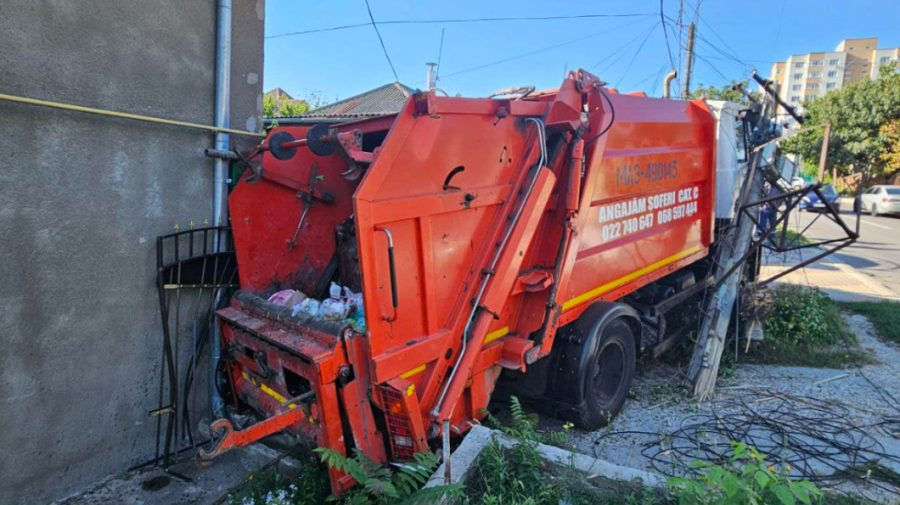 Accident cu implicarea camionului de la Autosalubritate: Șoferului i s-a făcut rău.