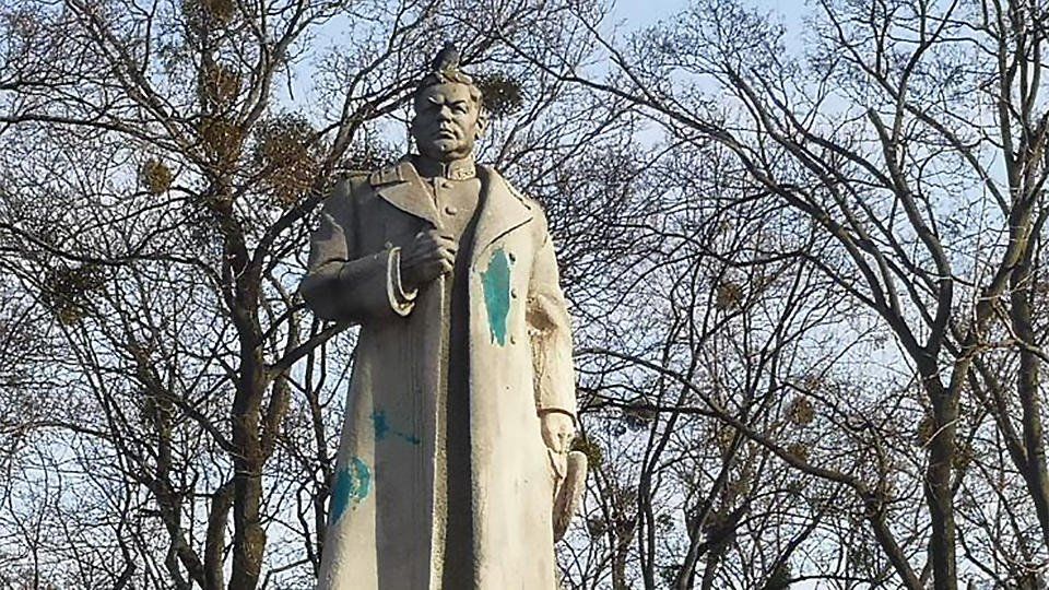 В центре Киева облили зеленкой памятник Ватутину.