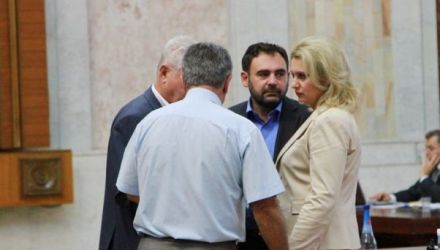 Reacţia autorităţilor nu s-a lăsat aşteptată. Solicitat de presă, premierul Filat a declarat că este sigur că în 2013 vom trăi mai bine. 