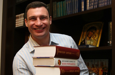 Кличко любит читать книги. Фото В. Лазебник