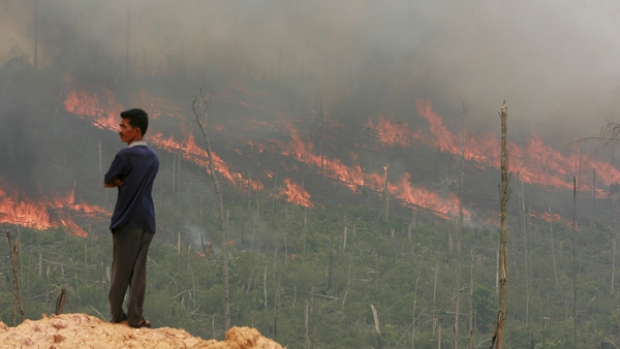 Autorităţile din Singapore au cerut Indoneziei să ia măsuri urgente pentru stingerea incendiilor care devastează în prezent insula indoneziană Sumatra.