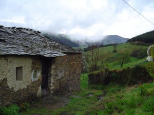 Recent, un britanic a cumpărat un sătuc situat în vestul Spaniei, într-o zonă cu multe păduri și înconjurat de dealuri contra sumei de 45.000 de euro.