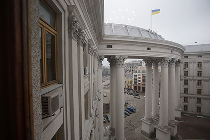 В МИД Украины отвергли предложение президента Белоруссии Александра Лукашенко ввести миротворческие войска на Донбасс.