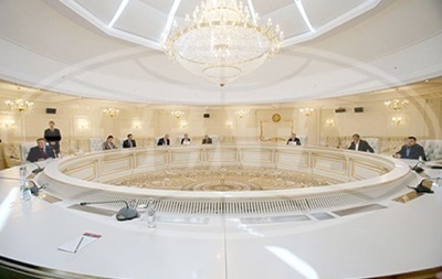 Переговоры проходят в закрытом режиме, Украину представляет второй президент Леонид Кучма.