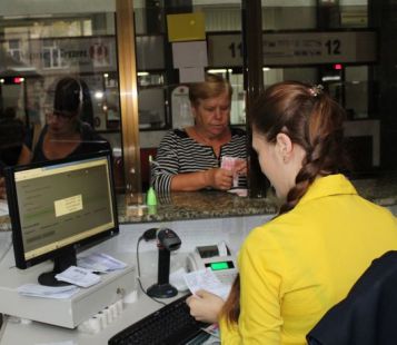 Cozile de la Banca de Economii s-au mutat la „Poşta Moldovei”. Foto: trm.md