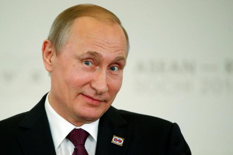Putin și-a orchestrat o vizită la o femeie care trăiește în mizerie. Foto: lenta.ru
