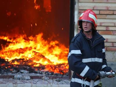 Doua persoane au ars intr-un incendiu izbucnit intr-o casa din Straseni, noaptea trecuta. Este vorba de o femeie de 40 de ani si un barbat de 70 de ani.
