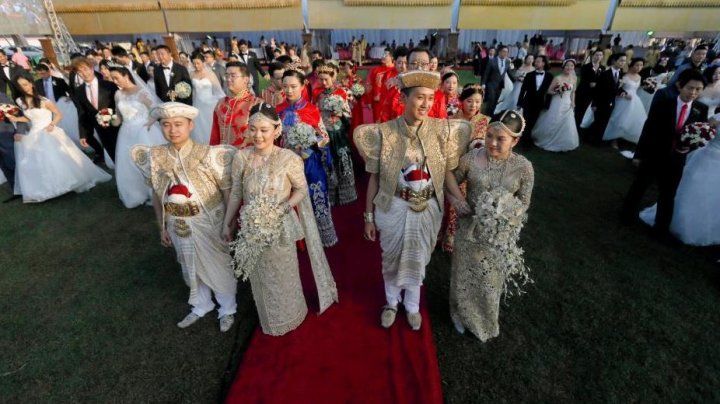 Iubire la unison: 50 de cupluri din China s-au căsătorit în Sri La