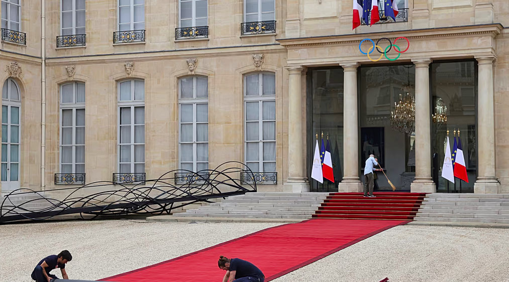 По делу о краже посуды из Елисейского дворца осуждены трое.