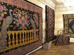 Основой для ковра "скоарца" служит шерстяная или шелковая нить, по которой ткут шерстяной нитью.